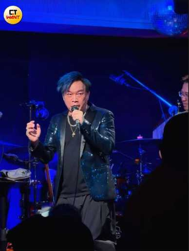 演唱過程中康康模仿多位歌手相當傳神。(圖/郭曉芸攝)