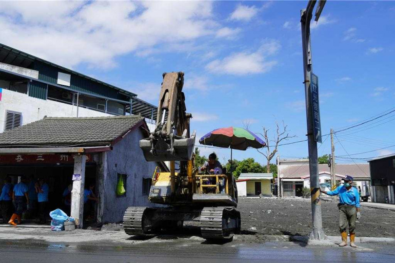 中央災害應變中心前進協調所10日開始為受招募的專業志工及接受分流的「鏟子超人」保險，截至11晚間已累計逾1.1萬人投保。（圖／中國時報羅亦晽攝）