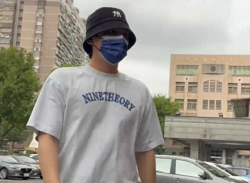 陳零九也於開庭前10分鐘底新北地方法院。(圖/翻攝畫面)