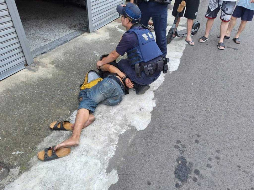 警民合作協力壓制莊男。(圖/民眾提供)