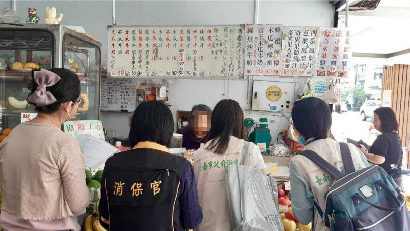 台南市政府消保官今天會同衛生局、經發局前往該水果店查察，針對業者未明確揭露價格內容，已要求明確揭露，以確保消費者權益。（圖／台南市政府提供）