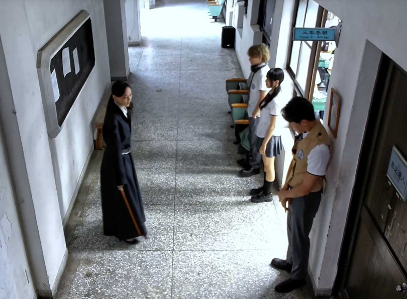 姚以緹(左)化身嚴格教師,宋偉恩被趕到走廊罰站。(圖/映底子提供)