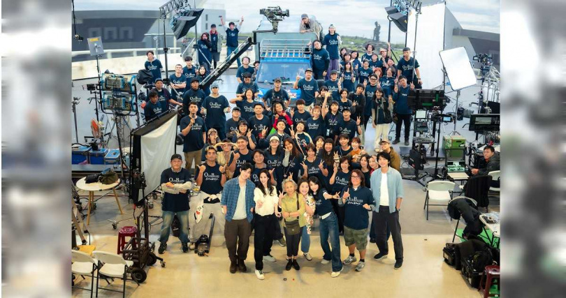 《我們的藍調時光》最後殺青的周渝民(前排左起)、張鈞甯、陸弈靜、鍾欣凌、總製作人柴智屏、導演林子平、信與工作人員合照留念。(圖/米神國際)