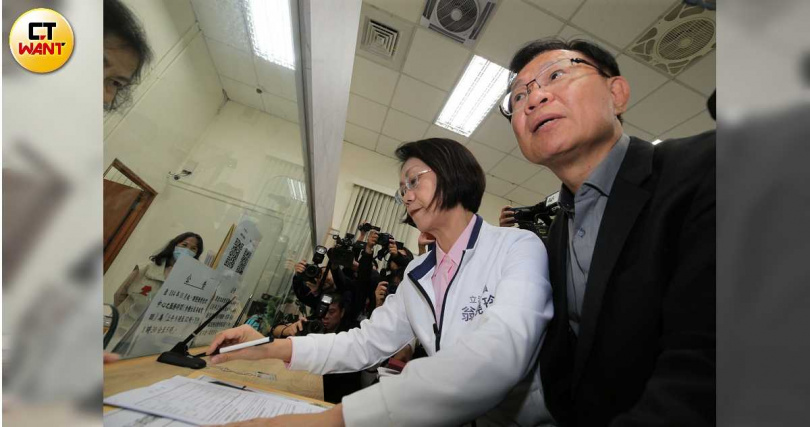 民眾黨立委張啓楷向監察院遞交彈劾行政院長卓榮泰的陳情書，呼籲監委依法啟動調查，導正憲政秩序。（圖／周志龍攝）