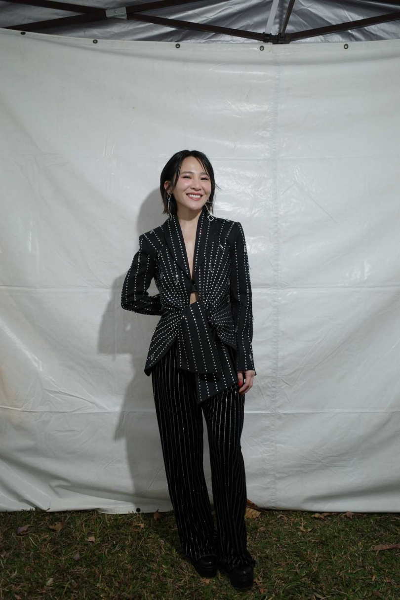 情歌天后梁文音 則完成「一南一北」不可能的任務,她從八里左岸唱到屏東故鄉。(圖/環球音樂提供)