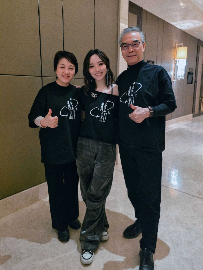 閻奕格的爸媽串通經紀人給她驚喜。（圖／格聲娛樂提供）