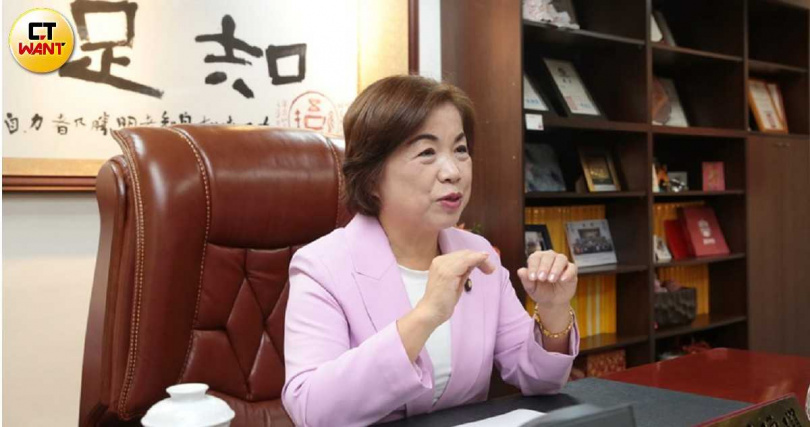 國民黨立委楊瓊瓔(圖)舉例,飛官防寒衣設備老是拖拉未到位,國軍經費究竟有無成效?令人質疑。(圖/周志龍攝)