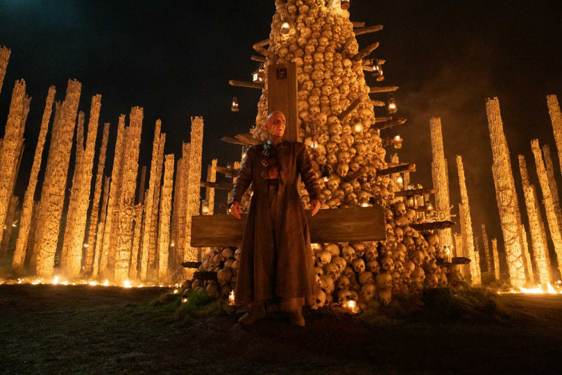 《28年毀滅倒數：人骨聖殿》上週末在北美上映，首日以560萬美金（約1.77億台幣）擊敗《阿凡達：火與燼》拿下票房冠軍。（圖／索尼影業提供）