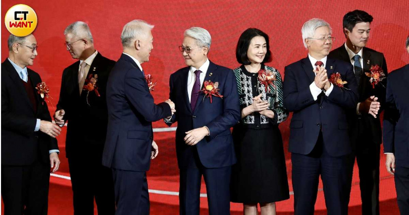 台新新光金控2025年全年稅後淨利373.6億元，每股稅後淨利EPS為1.91元。圖為台新新光金控董事長吳東亮（中）偕妻子彭雪芬出席新光人壽與台新人壽合併記者會。（圖／方萬民攝）