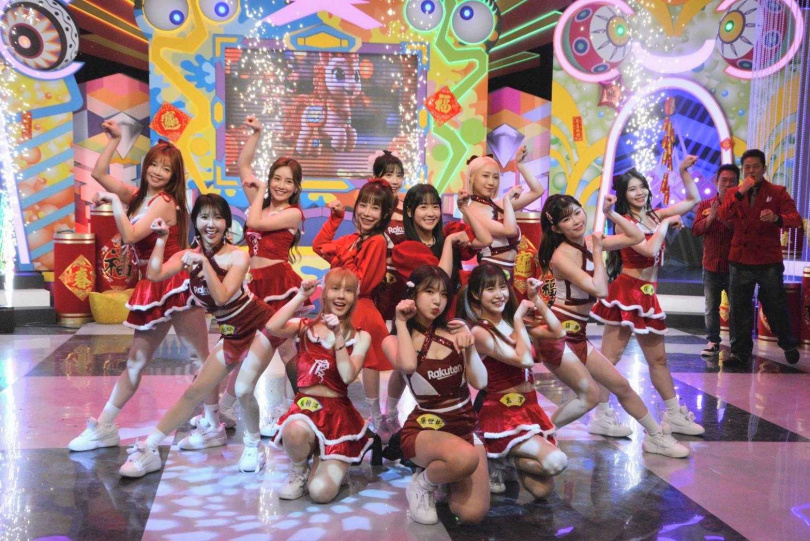 籃籃及巫苡萱合體樂天女孩，一起為《神馬攏賀添財衝衝衝》熱鬧開場。（圖／華視提供）