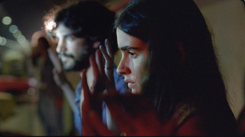 《我依然在此》故事背景為1971年巴西獨裁政權的白色恐怖。(圖/好威映象提供)