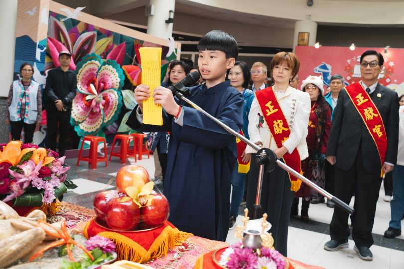 由青年執事主持，帶領客家鄉親祭天，輔導傳承傳統祭儀。（圖片提供／新北市客家事務局）