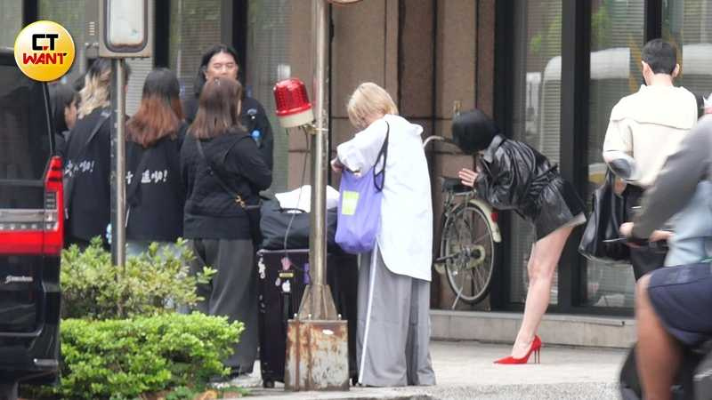 接著小S換上黑色皮衣搭配紅色高跟鞋，繼續在門口拍攝，拍攝結束後雙手合十相當有禮貌跟工作人員道謝。（圖／本刊攝影組）