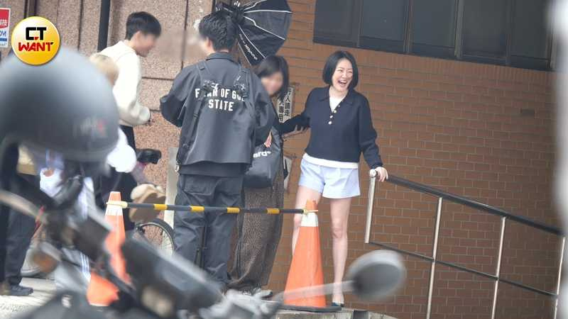 拍攝中小S不時開懷大笑，看來心情相當不錯。（本刊攝影組）