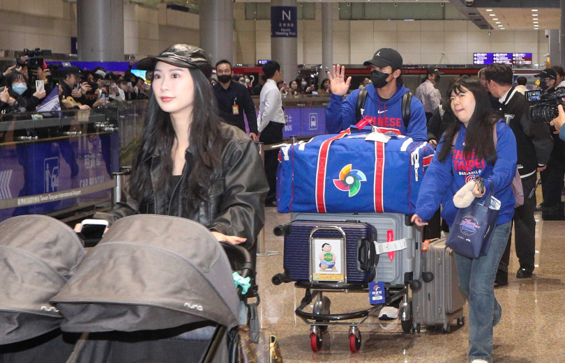 陳傑憲示意孩子睡著，球迷配合壓低音量。（圖／報系資料照）