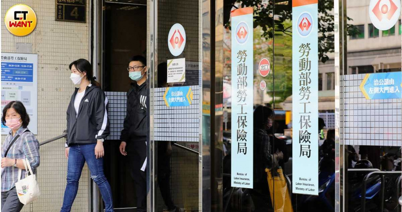 不少人力密集產業雇主會「以多報少」規避高額雇主應負擔之勞保負擔，此陋習已被詬病多年卻未被有效解決。圖為勞工保險局外觀。（圖／方萬民攝）