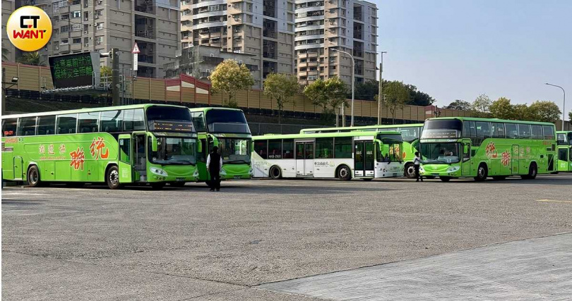 經營10數條台南地區市公車的統聯客運也和不少客運同業一樣，被指「低底薪、高獎金」薪資結構搞得弱勢勞工惴惴不安。（圖／方萬民攝）