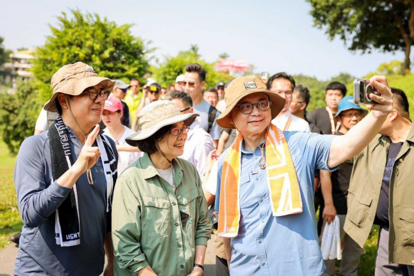 蔡英文（中）陪同高雄市長陳其邁（左）、高雄市長參選人賴瑞隆（右）到果嶺公園健走。（圖／翻攝自賴瑞隆臉書）