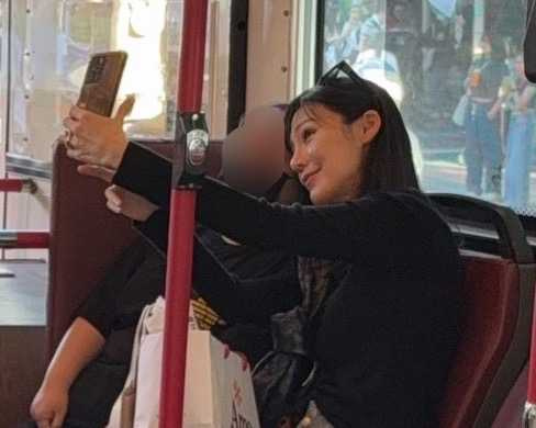 本刊讀者在公車上巧遇親切與粉絲合照的吳依潔。（圖／讀者提供）
