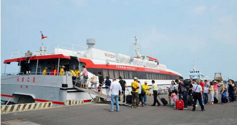 受颱風影響,多條離島航線停航,航港局呼籲旅客暫緩前往離島,以免因船班取消滯留。(圖/報系資料照)