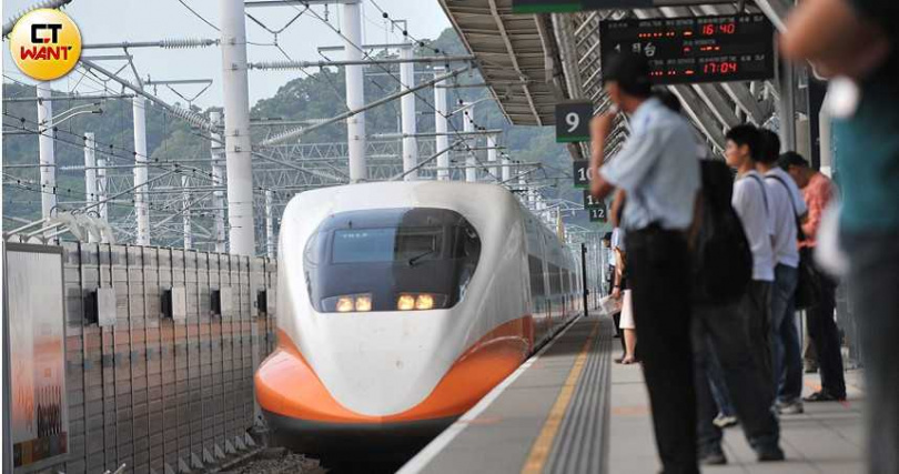 受巴威颱風影響,高鐵11日取消原定班表,改採每小時3班全車自由座列車行駛,並加開台中站疏運班次。圖為高鐵新竹站。(圖/本刊資料照)