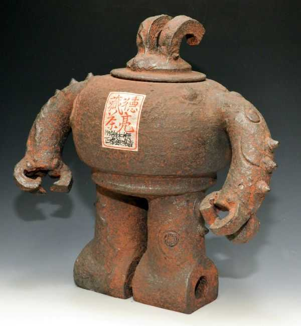 超現實名家張山以金剛怒目機器人作為茶倉造型。（圖／吳德亮攝）