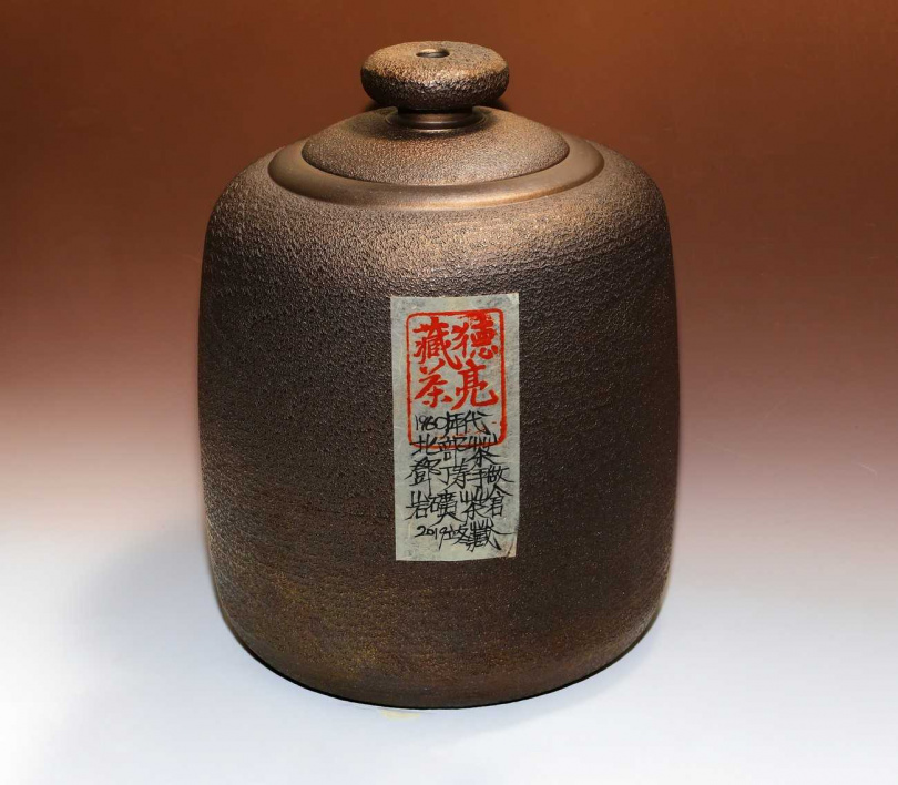 台灣岩砂壺名家鄧丁壽燒製的大茶倉。（圖／吳德亮攝）