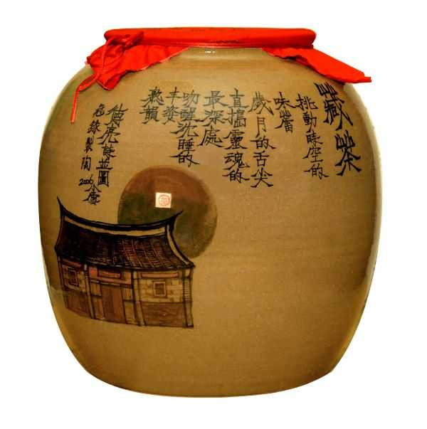 本文作者吳德亮與陶藝名家曾冠錄合作燒製的人文茶倉。（圖／吳德亮攝）