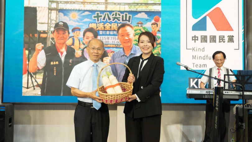高虹安軍榮眷後援會準備象徵「好彩頭」的白蘿蔔。(圖/高虹安團隊提供)