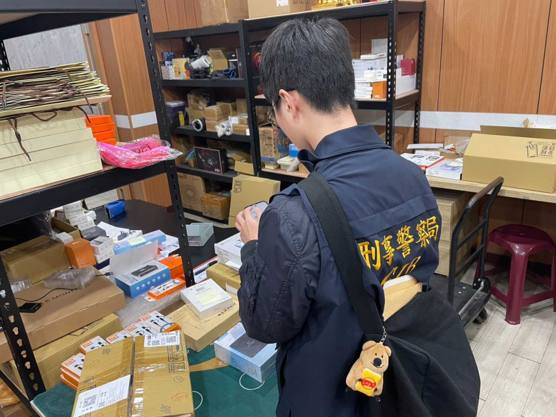 警方查扣倉庫。(圖/刑事局提供)