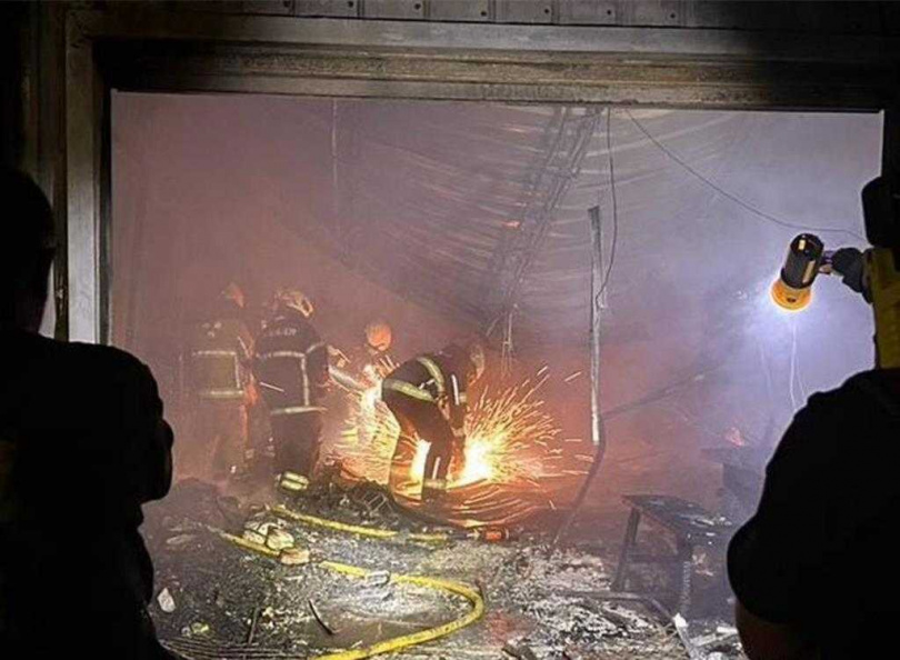 王姓水電工母親慘被鐵皮壓住遭大火燒成焦屍。(圖/南投消防局提供)