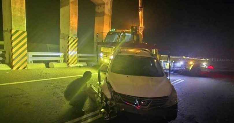 轎車遭巨浪衝擊。（圖／翻攝畫面）