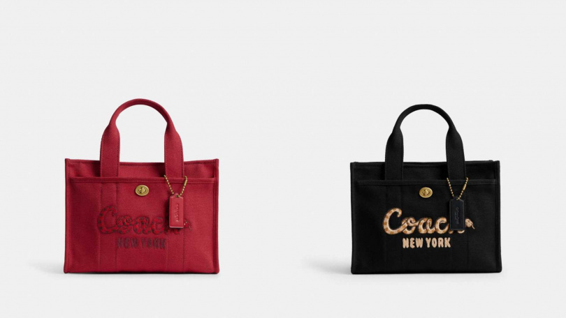 COACH CARGO 26 蛇形字體托特手袋／10,800元。（圖／品牌提供）
