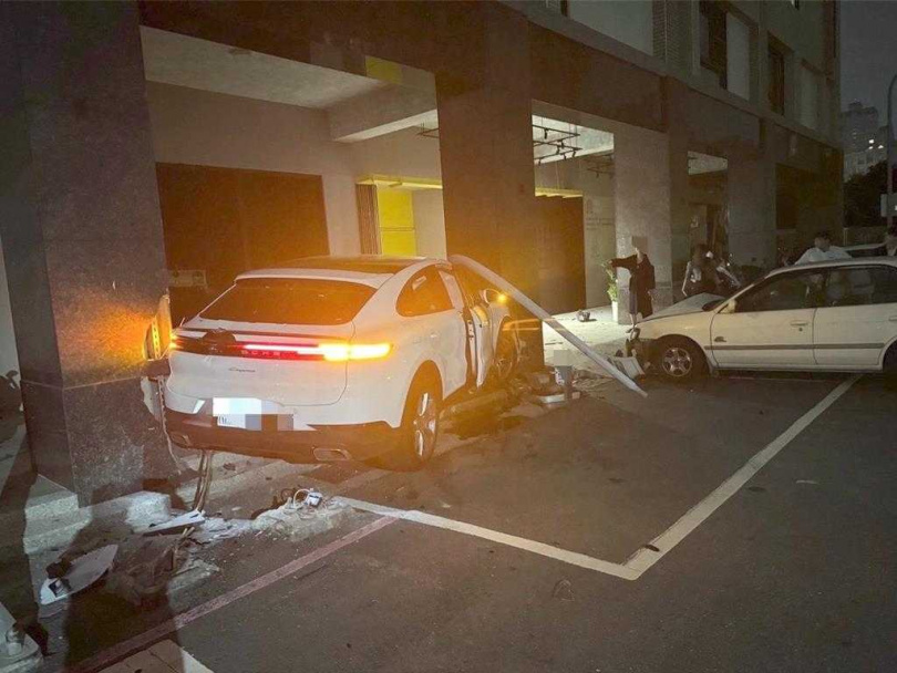 高雄市左營區辛亥路22日凌晨1時發生民眾駕駛保時捷轎車的自撞車禍，警方調查後發現駕駛酒駕。（圖／翻攝照片／中國時報林瑞益高雄傳真）