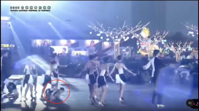 舞者因雨天舞台溼滑，表演過程中不斷跌倒。（圖／桃園事YouTube ）