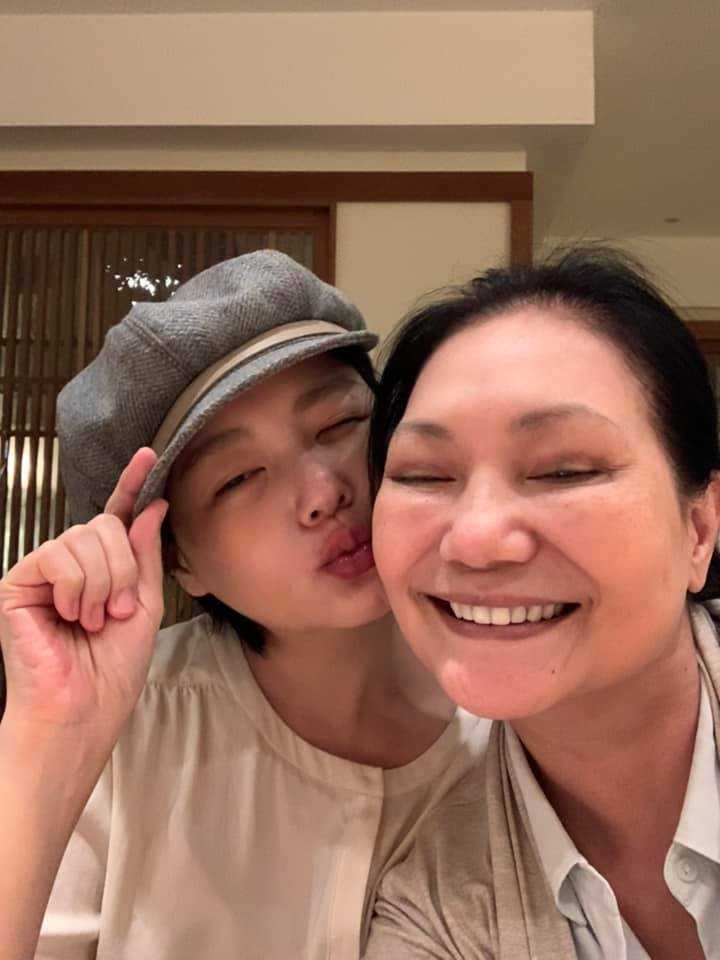 大S（左）猝逝，令S媽難以接受。（圖／黃春梅臉書）