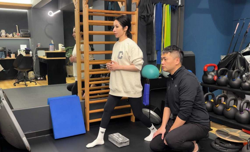 經紀人透露蕭亞軒心急想要實現承諾粉絲的演唱會，反讓傷勢更加嚴重，至今共動了更換人工髖關節等5次手術。（圖／翻攝自蕭亞軒IG）