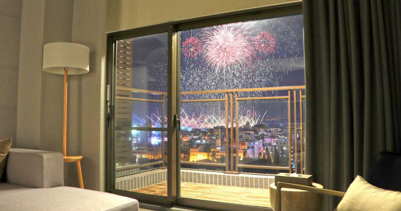 結合「澎湖國際海上花火節」，澎澄飯店限定的煙火房房型，讓旅客能在專屬陽台一覽花火璀璨全景，享受不被打擾的浪漫夜晚（圖／澎坊購物休閒廣場提供）。