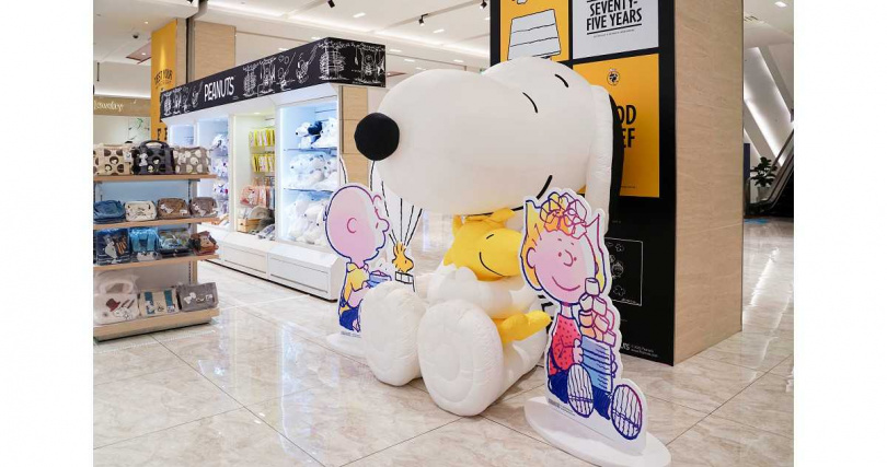 史努比主題快閃店設有200公分高的巨型充氣史努比與館內多處期間限定的可愛打卡造景（圖／澎坊購物休閒廣場提供）。