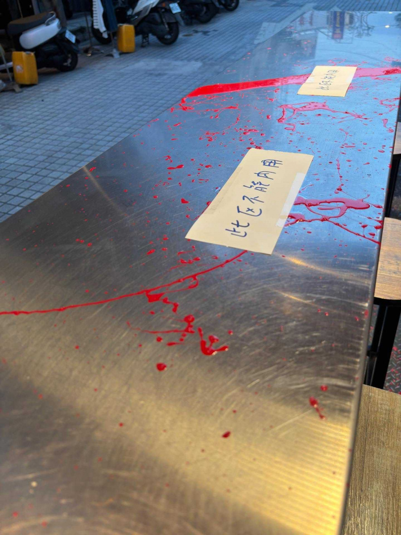 臭豆腐店遭潑漆。（圖／Threads／@raven.hhn）