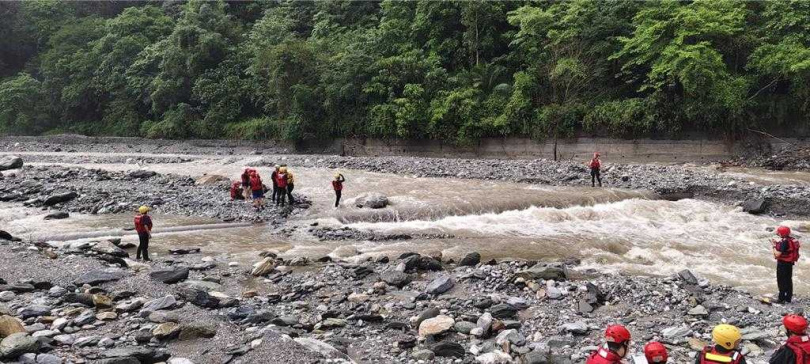 花蓮山區今天下午下起大雨，秀林鄉砂婆礑溪溪水暴漲，7名大學生戲水返程途中受困，經花蓮縣消防局出動16車21人馳赴救援，架設繩索後協助全員順利脫困。（圖／花蓮縣消防局提供）