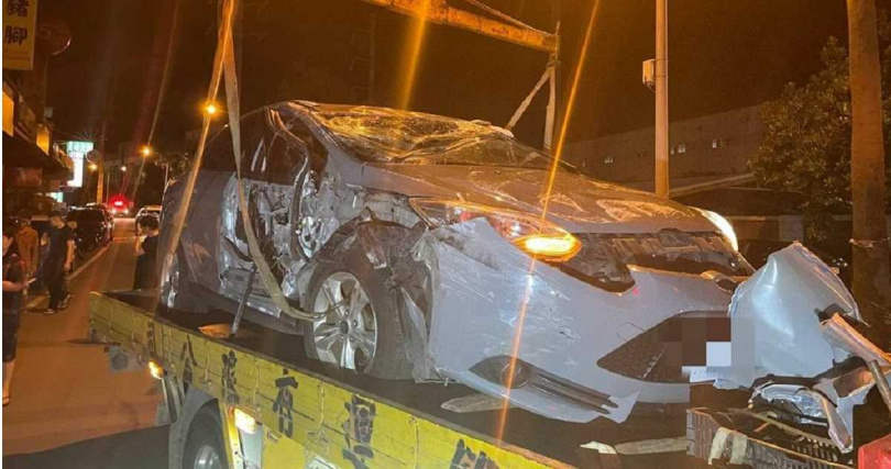 持有台灣駕照的28歲鄭姓越南籍男子駕駛自小客車，沿桃園市觀音區成功路一段往敬業街，疑似因疲勞駕駛自撞路邊停放的5輛車後翻覆，整輛車橫躺於路中央，幸現場無人受傷。（圖／翻攝畫面）