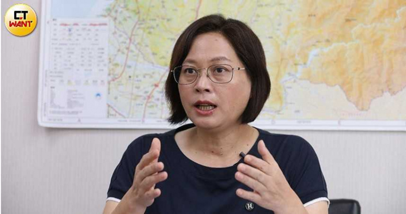 民眾黨執行長賴香伶回顧，行政院2024年曾說要砸新台幣27億元作為竹竹苗中小學增班與改善設備所需，如今卻沒有下文。（圖／劉耿豪攝）