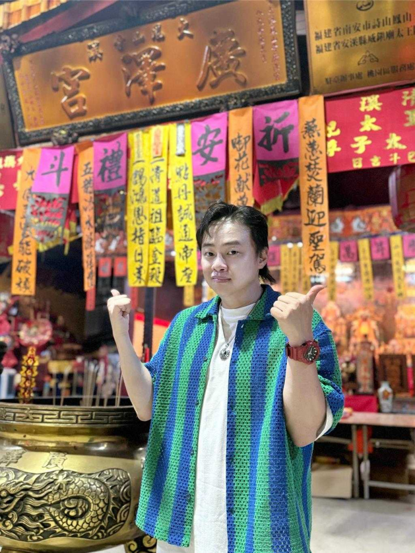 賴銘偉一人身兼多職，是歌手、演員，也是大溪鳳山寺廣澤宮宮主。（圖／林淑娟攝）