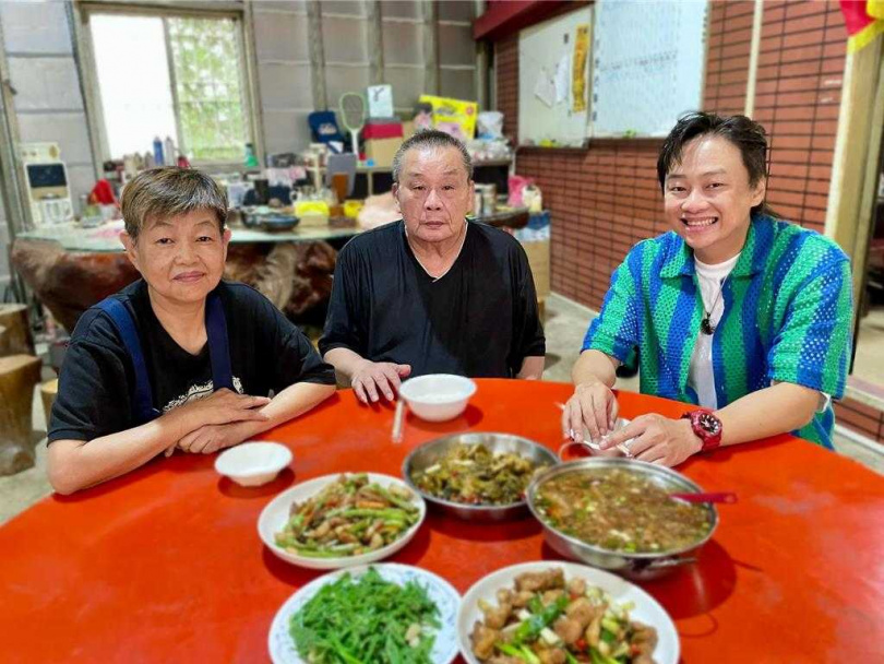 賴銘偉和爸爸賴鴻昌、媽媽劉秀花感情緊密。（圖／林淑娟攝）