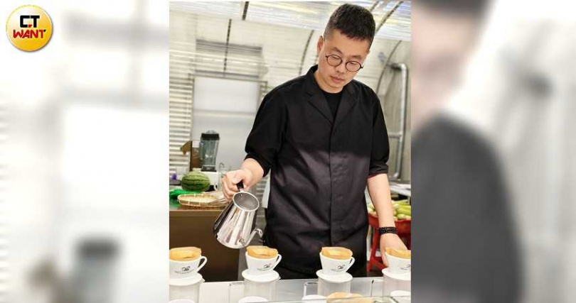 朝陽小舖邀請手沖咖啡達人、醜小鴨咖啡師訓練中心創辦人黃琳智擔任社區的咖啡培訓顧問，教導在地居民沖煮與烘豆技巧。（圖／魏妤靜攝）