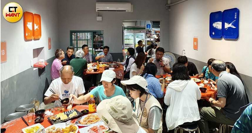 老牌餐廳朝陽客來香兩年前店裝重新設計，牆上裝飾可見多種魚類繪畫。（圖／魏妤靜攝）