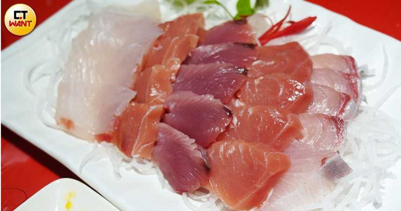 「本港現流生魚片」使用漁港直送鮮魚、每天魚種未必相同，通常會提供2種鮮魚、以實際情況為準。（450元／大份，圖／魏妤靜攝）