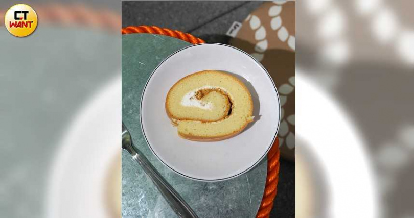 響應永續海洋理念，朝陽社區居民僅取用春季產完卵的煙仔虎製作魚鬆，並將其創意做成「魚鬆蛋糕」。（60元，圖／魏妤靜攝）