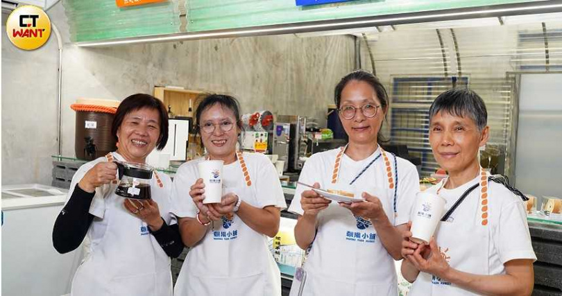 地方媽媽們在接受培訓下，會負責朝陽小舖的咖啡出杯、飲料調製與點心製作。（圖／魏妤靜攝）